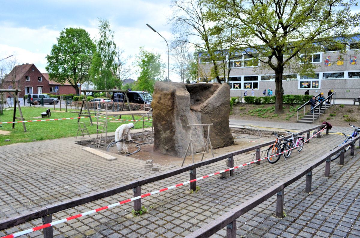 Kunstfelsen für Spielplatz oder Schule. Anpassung an Gegebenheiten.