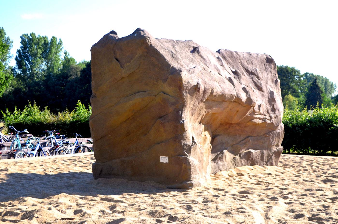 Kunstfelsen für Ihren Spielplatz. Auf Wunsch mit Schulklettergriffen.