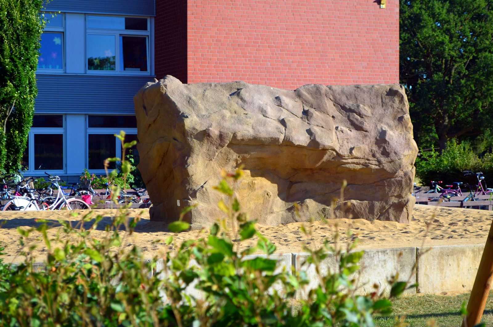 Kunstfelsen auf dem Schulhof. Schwierigkeit individuell. Fördert Motorik und Teamwork.